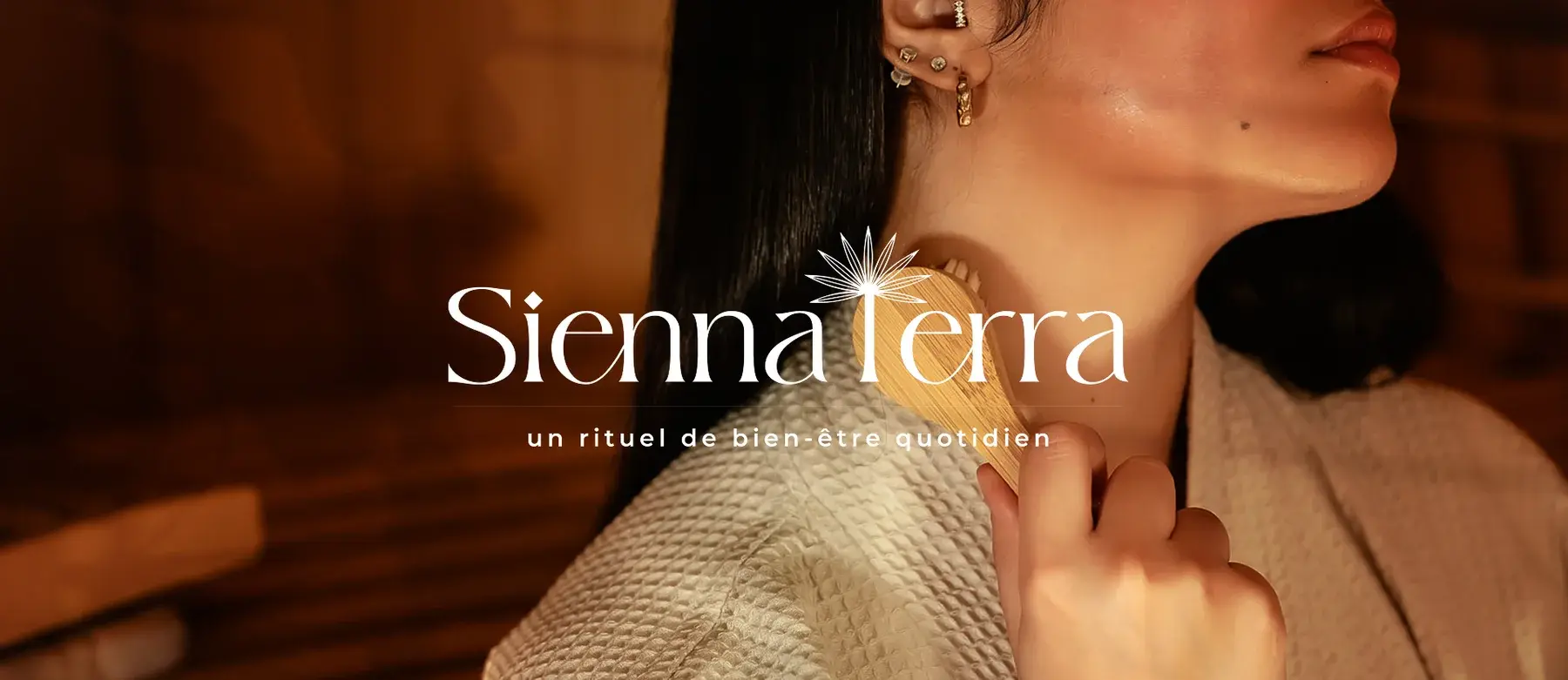 Case study title slide: the Sienna Terra wordmark with its palm mark and the tagline un rituel de bien-être quotidien, over a woman in a sauna